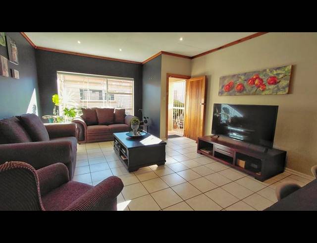 2 BEDROOM TOWNHOUSE FOR SALE IN LANGENHOVENPARK
